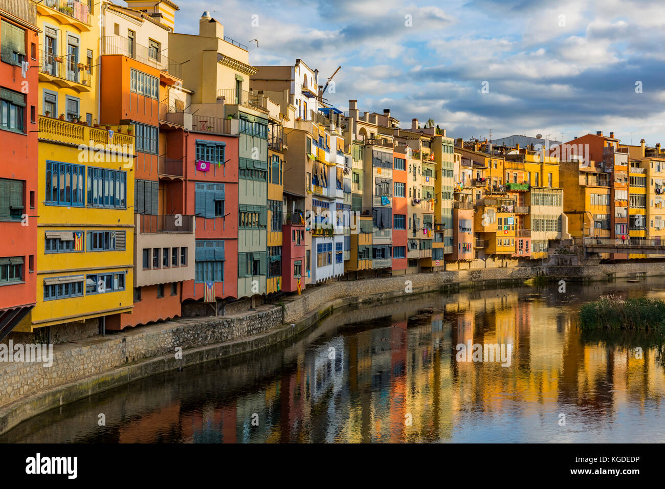 Bunte Häuser am Ufer des Flusses onyar Girona Stockfoto