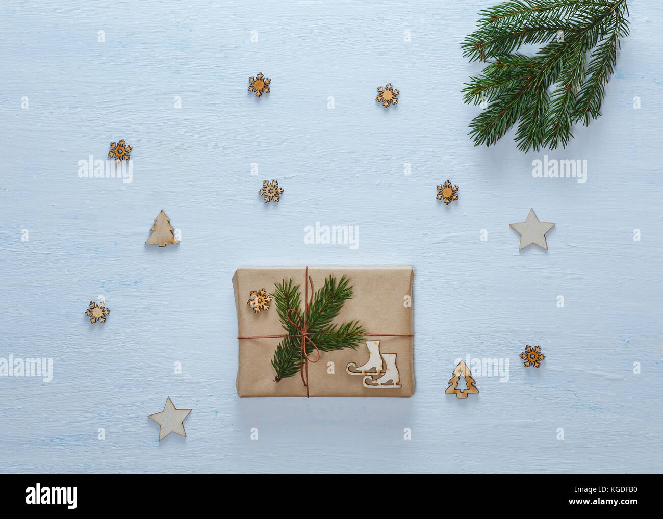 Weihnachten Komposition. Weihnachten Geschenke, Tannenzweigen und dekorative Sterne, Schneeflocken, Tannen auf Blau Schreibtisch. Flach, Ansicht von oben Stockfoto