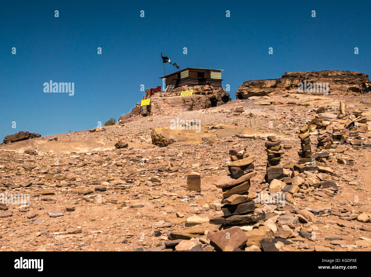 Sandstrand gesäumt mit inukshuks oder Steinhaufen, die zu Berg Hütte, Ad Deir, Petra, Jordanien, Naher Osten Stockfoto