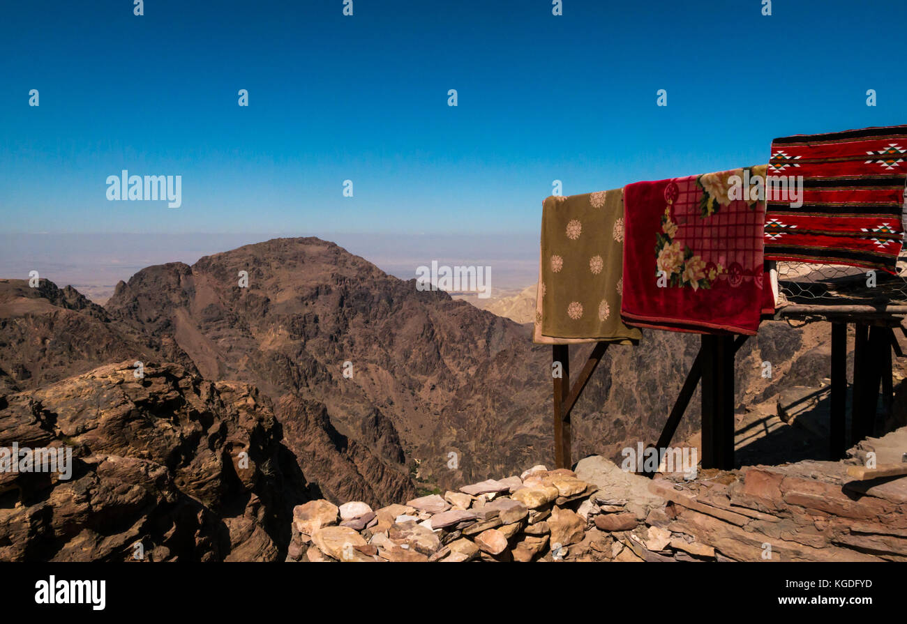 Mountain Top Blick auf Wadi Tal, Petra, Jordanien, Naher Osten, mit lokalen Decken für Verkauf an Souvenir ausgeht, mit blauem Himmel Stockfoto