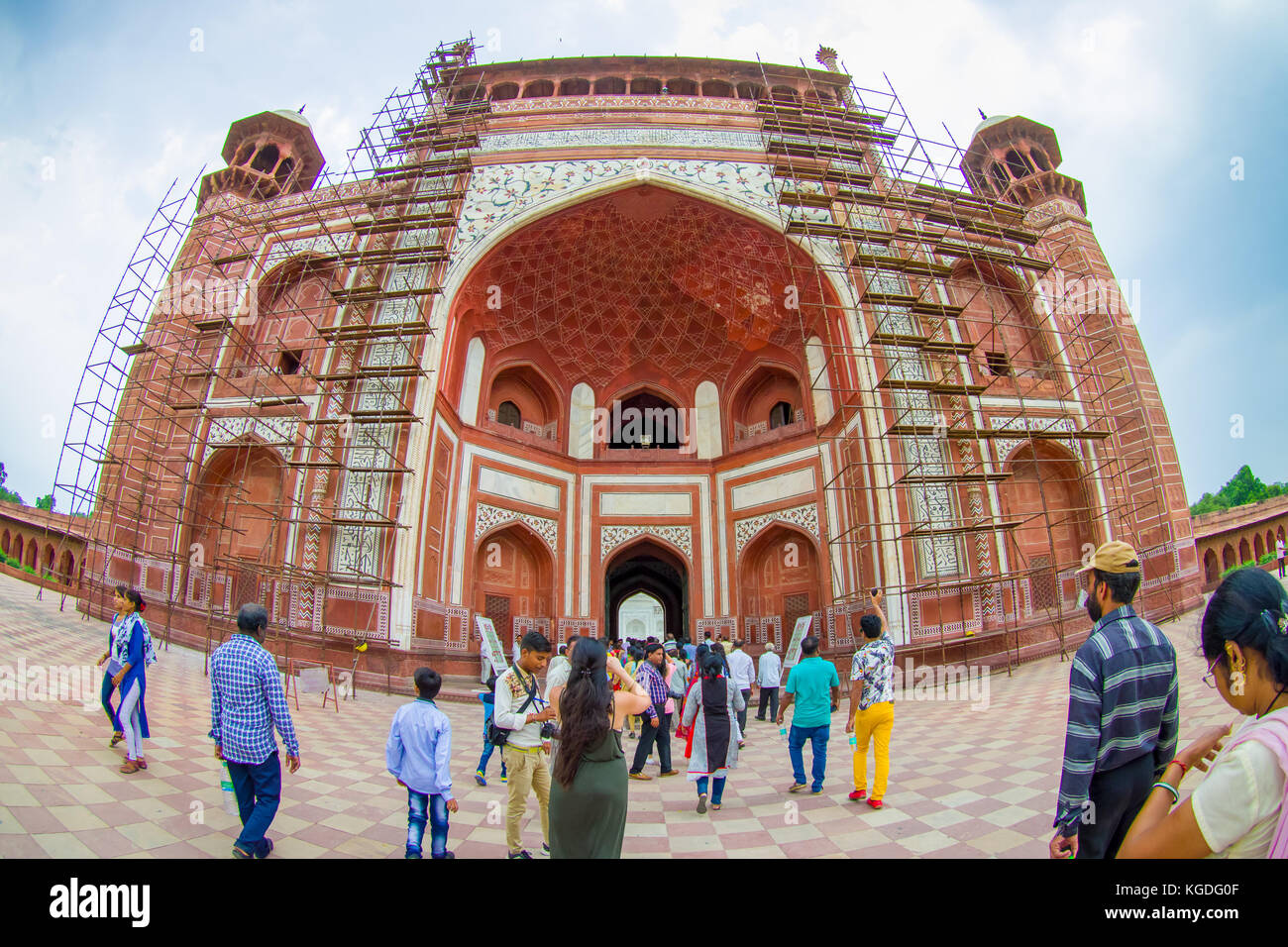 Agra, Indien - 20. September 2017: Nicht identifizierte Personen am großen Tor, Darwaza - ich rauza, Haupteingang zum Grab, Weltkulturerbe der UNESCO, Agra, Uttar Pradesh, Indien Stockfoto