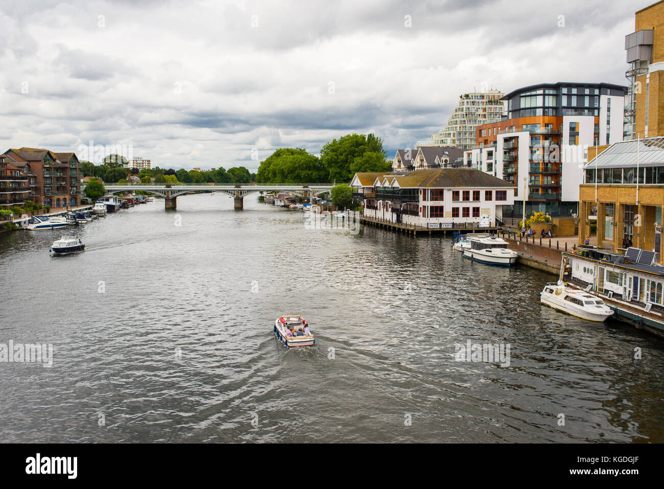 Blick auf die Themse mit kleinen Boot vorbei und Riverside Apartments in Kingston-upon-Thames, einem Vorort von London, England, Großbritannien Stockfoto