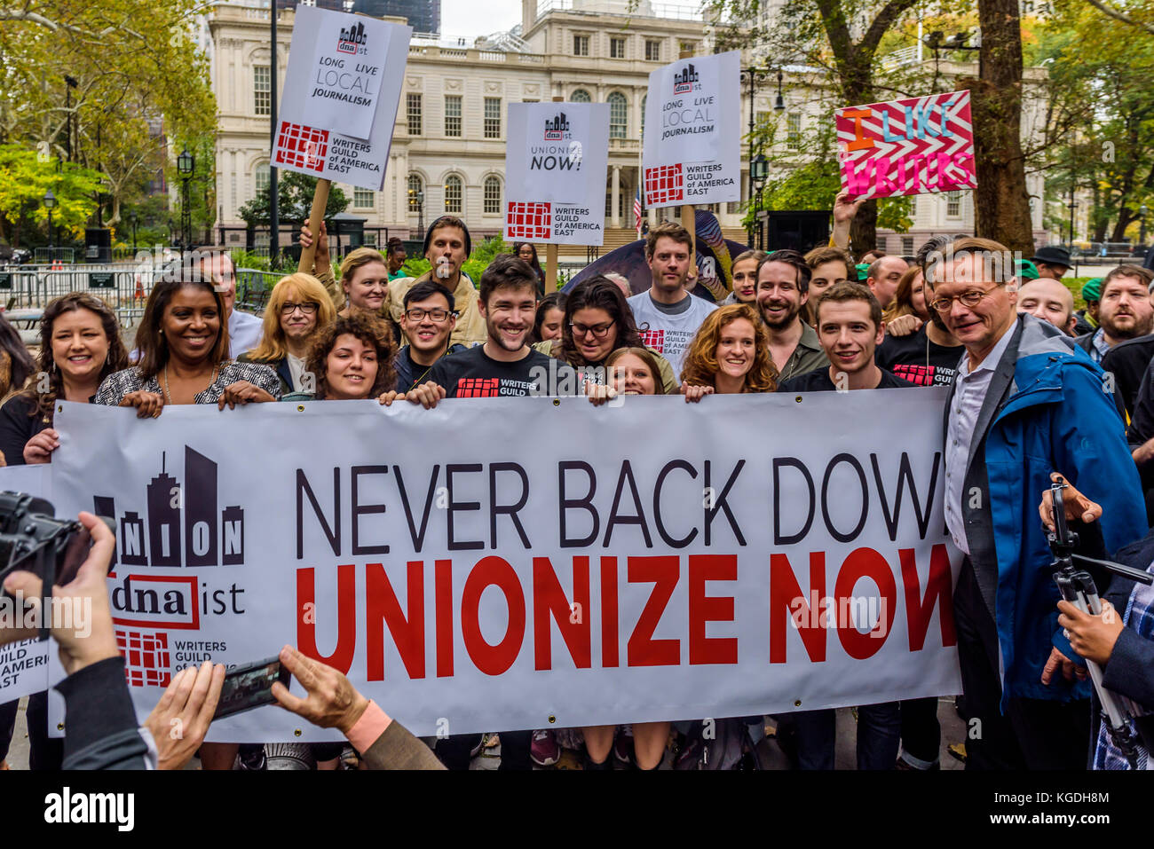 Schriftsteller aus DNAinfo und Gothamist, zusammen mit gewählten Beamten und Writers Guild of America, im Osten die Mitglieder und das Personal, hielt eine Rallye am 6. November 2017 an der City Hall Park in New York für die gewerkschaftlich organisierten redaktionelle Mitarbeiter bei DNAinfo und Gothamist zu kämpfen. Am 6. November 2017; die Publikationen "Eigentümer - rechtsgerichtete Milliardär Joe Ricketts - angekündigt, dass er die beliebten lokalen News Seiten verschlossen hatte und prahlte, dass die Arbeitnehmer sich für seine Entscheidung zu tadeln, weil sie ihr Recht, sich gewerkschaftlich zu organisieren. (Foto von Erik McGregor/Pacific Press) Stockfoto
