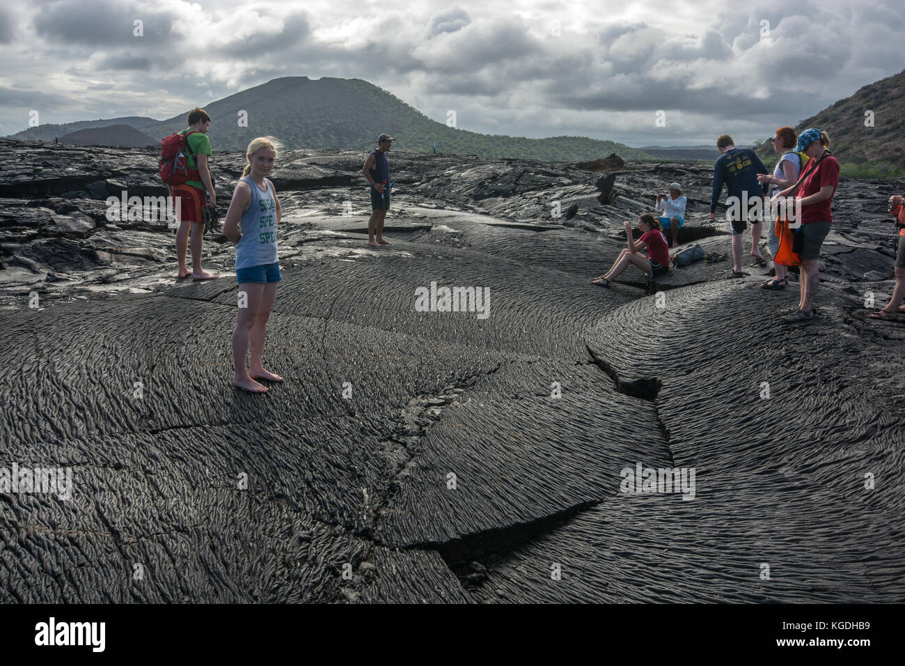 Eine Gruppe von Touristen besuchen eine jüngste Lavastrom auf den Galapagos Inseln. Stockfoto