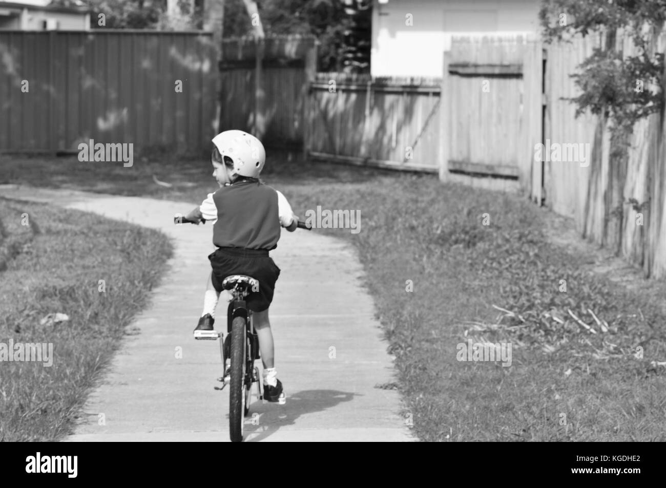 Schule Mädchen reiten Fahrrad zur Schule, Townsville, Queensland, Australien Stockfoto
