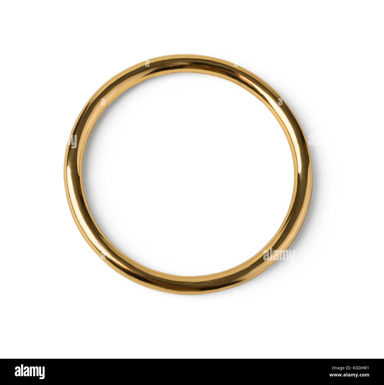 Lonely goldene Hochzeit Ring in der Nahaufnahme mit Freistellungspfad isoliert Stockfoto