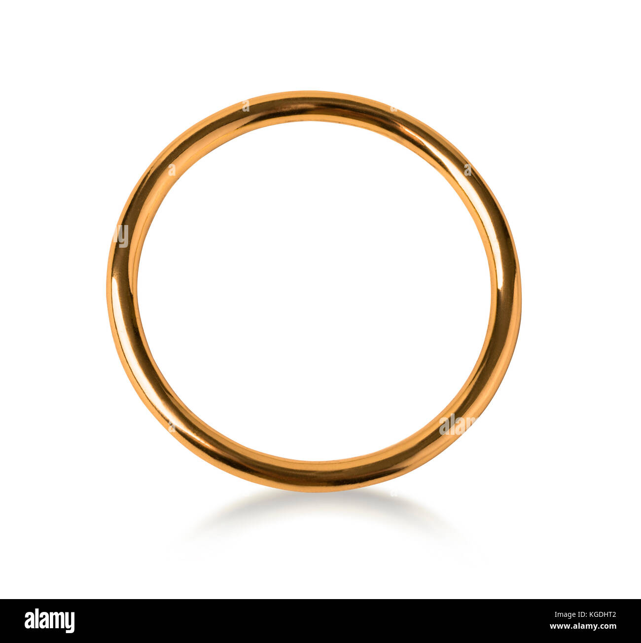 Lonely goldene Hochzeit Ring in der Nahaufnahme mit Freistellungspfad isoliert Stockfoto