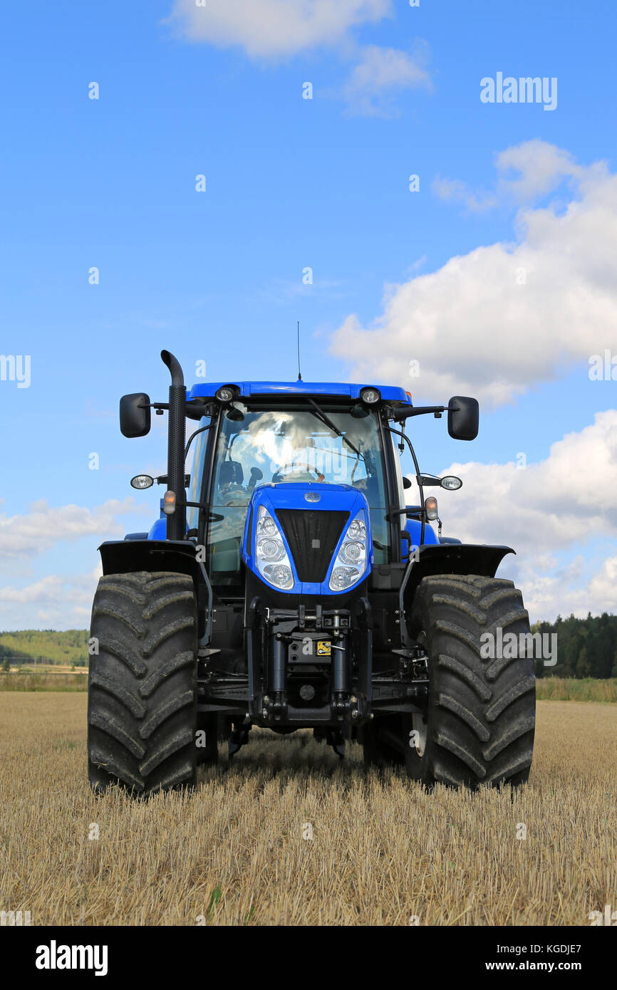Somero, FINNLAND - 12. SEPTEMBER 2015: New Holland T 7,250 Traktor auf Stoppelfeld. New Holland feiert 2015 12 Jahrzehnte Innovation. Stockfoto