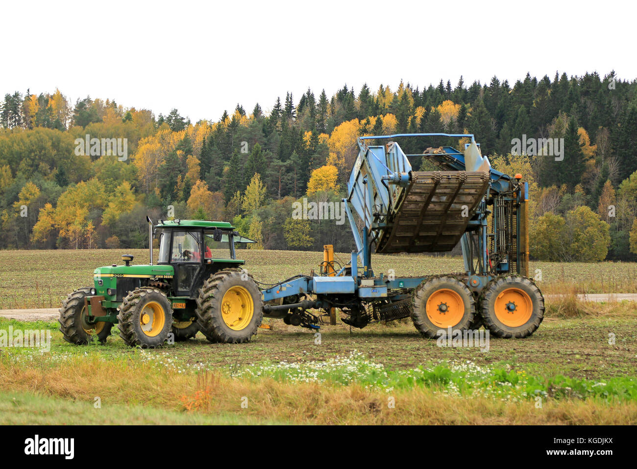 SALO, Finnland - 4. OKTOBER 2015: Unbenannte Bauern ernten Zuckerrüben mit John Deere 3050 Traktor und Edenhall 722 Harvester. In Finnland, die Ernte o Stockfoto