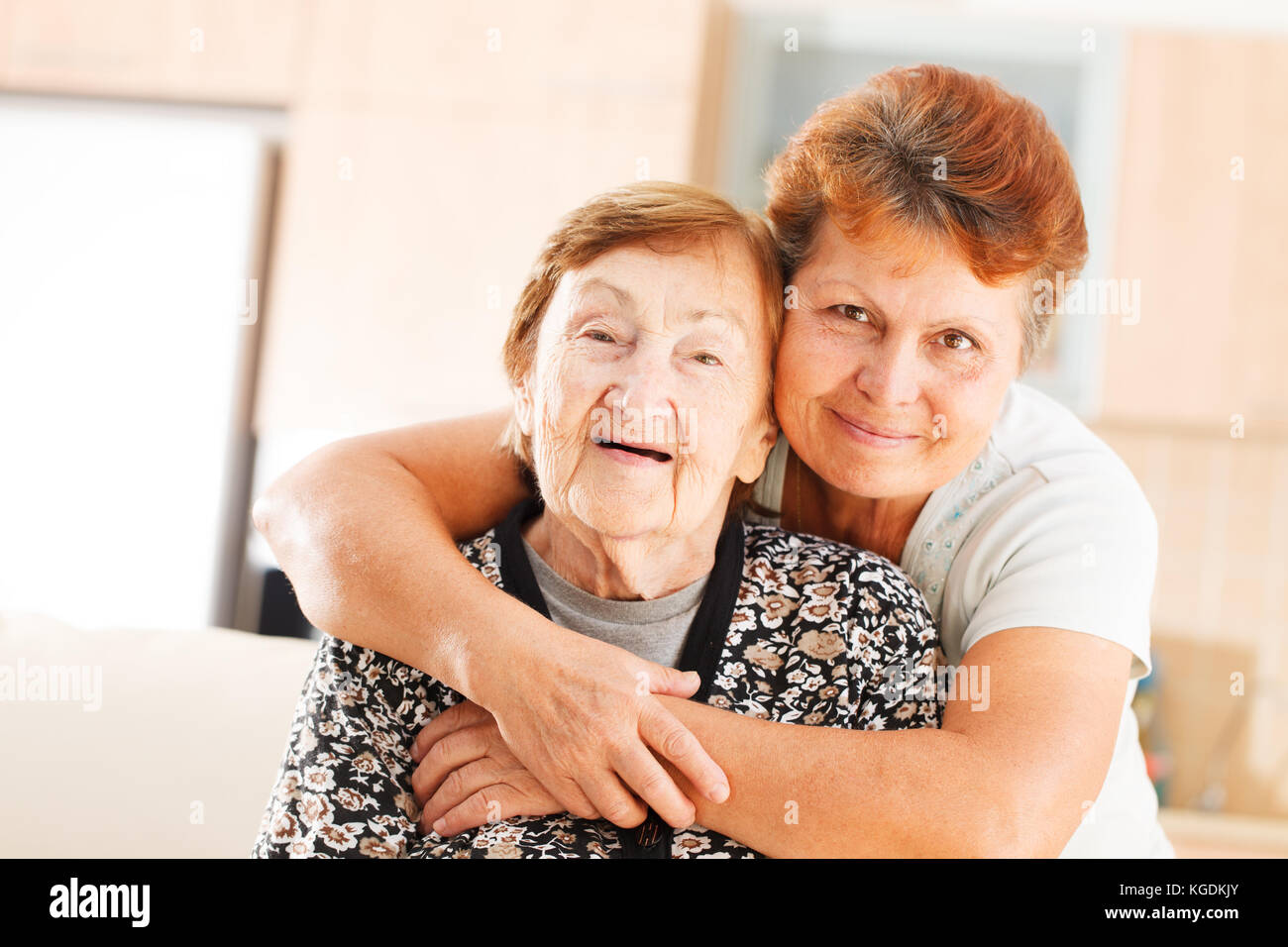 Mutter und Tochter umarmt einander Stockfoto