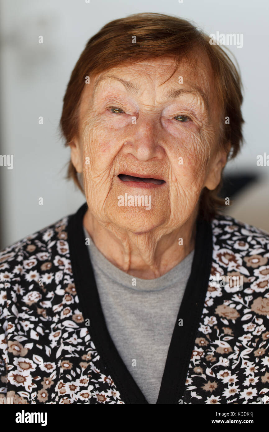 Porträt einer 85 Jahre alten Dame Stockfoto
