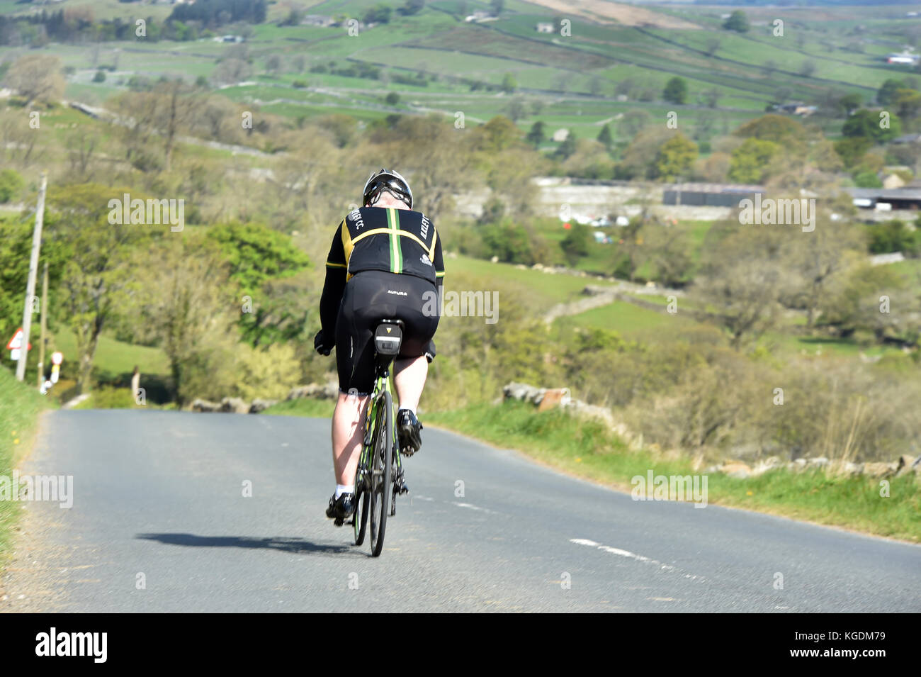 Rückansicht der Radfahrer Reiten seines Fahrrades burnsall Yorkshire uk Stockfoto