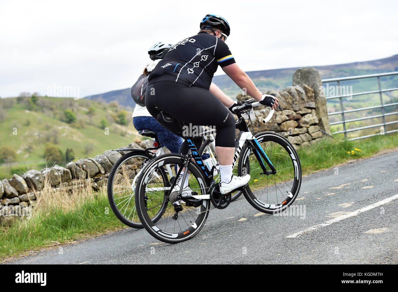 Übergewicht Radfahrer Radfahren bergauf in Yorkshire, Großbritannien Stockfoto