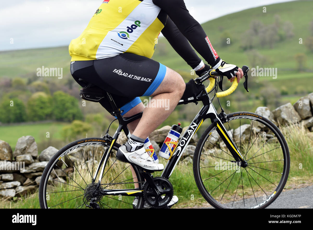 Übergewicht Radfahrer Radfahren bergauf in Yorkshire, Großbritannien Stockfoto