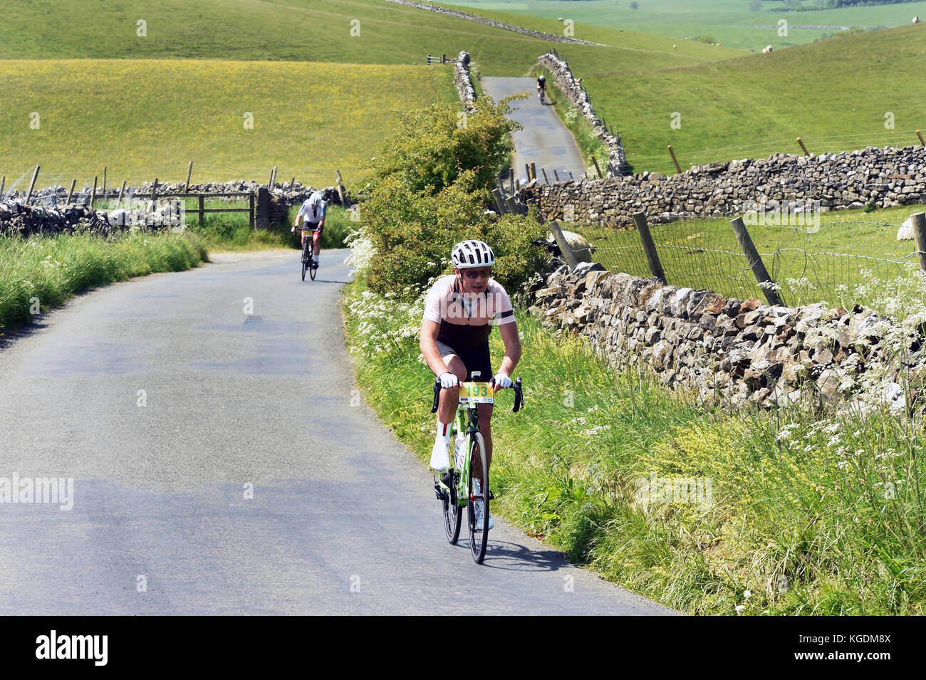 Radfahrer Radfahren in den Yorkshire Dales uk durch schöne Landschaften reisen in der Nähe von Settle Stockfoto