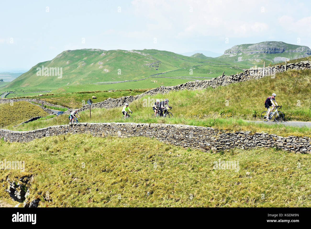 Radfahrer Radfahren in den Yorkshire Dales uk durch schöne Landschaften reisen in der Nähe von Settle Stockfoto