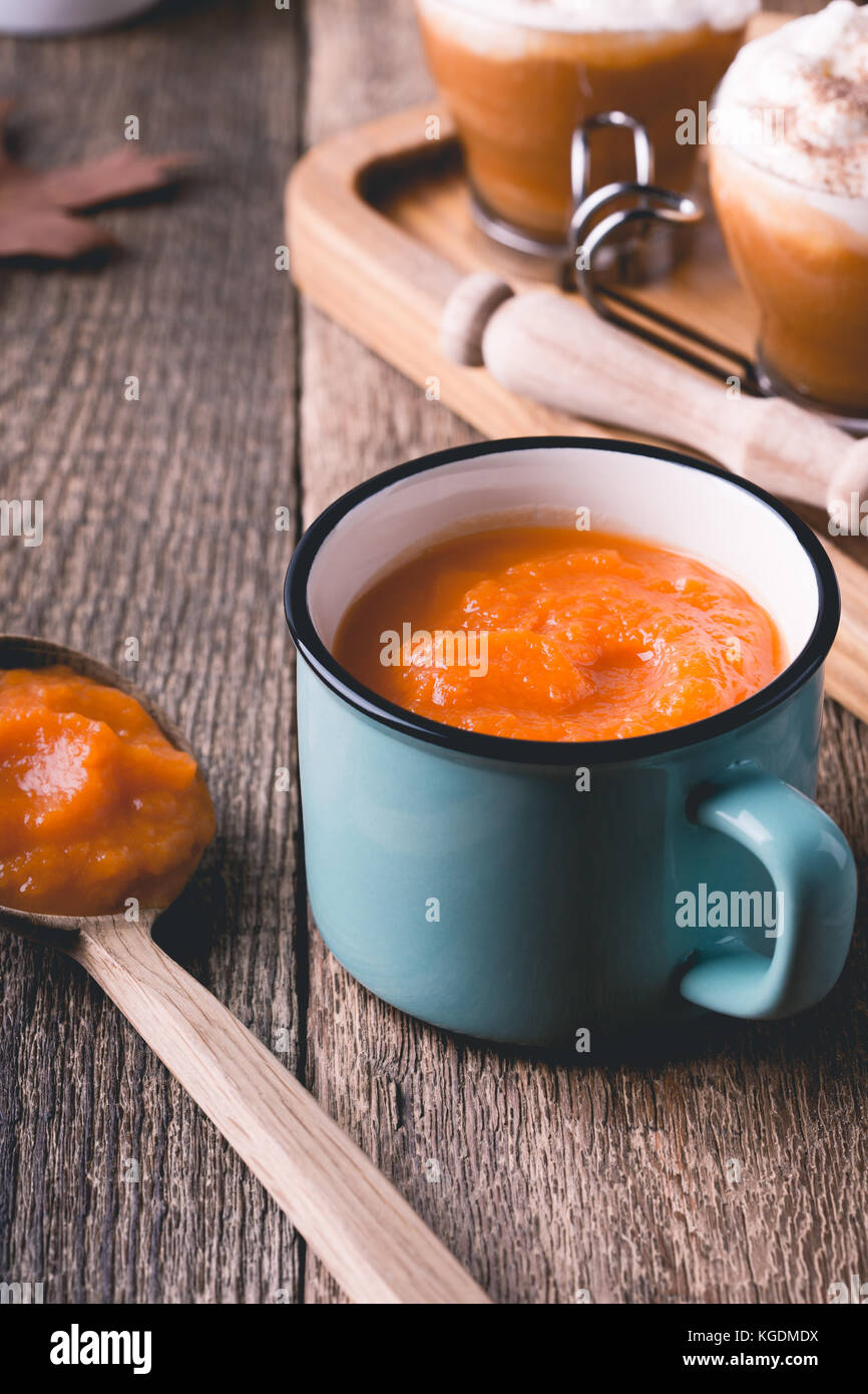 Kürbissuppe und Pumpkin spice Latte mit Schlagsahne und Kürbistorte Gewürze, traditionelle fallen Lieblingsgerichte Stockfoto