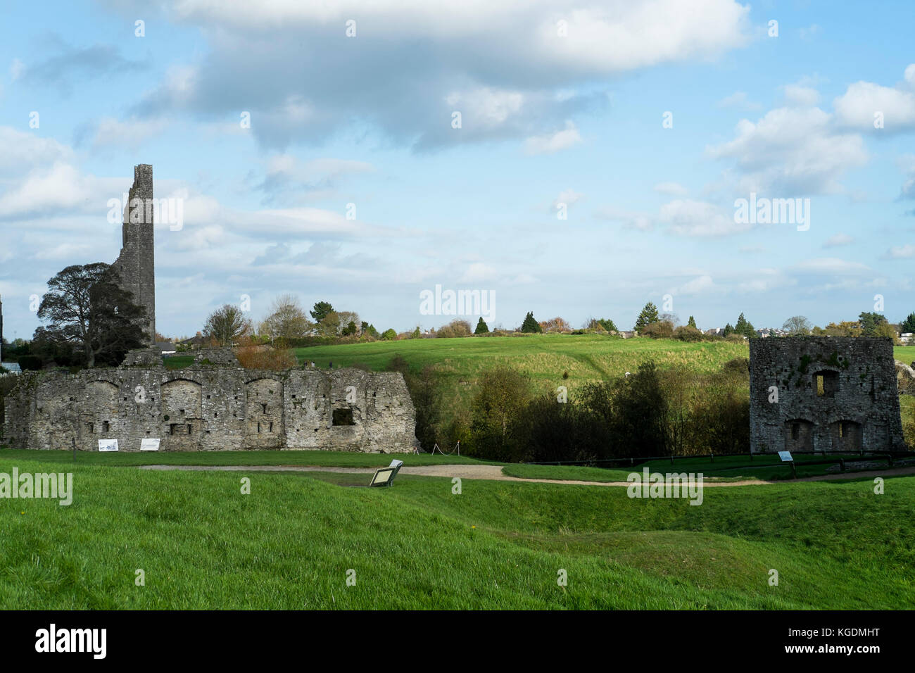 Der gelbe Kirchturm der St. Mary's Abbey und die Vorhangmauer des Trim Castle in der Grafschaft Meath in der Nähe von Dublin, Irland, Standort Braveheart Stockfoto