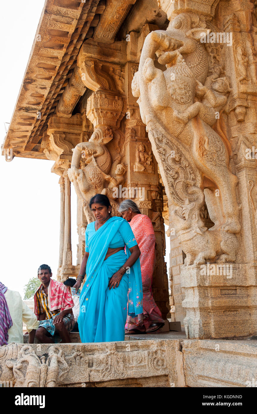 Indianer besucht Vittala Tempel, Hampi, Karnataka, Indien Stockfoto