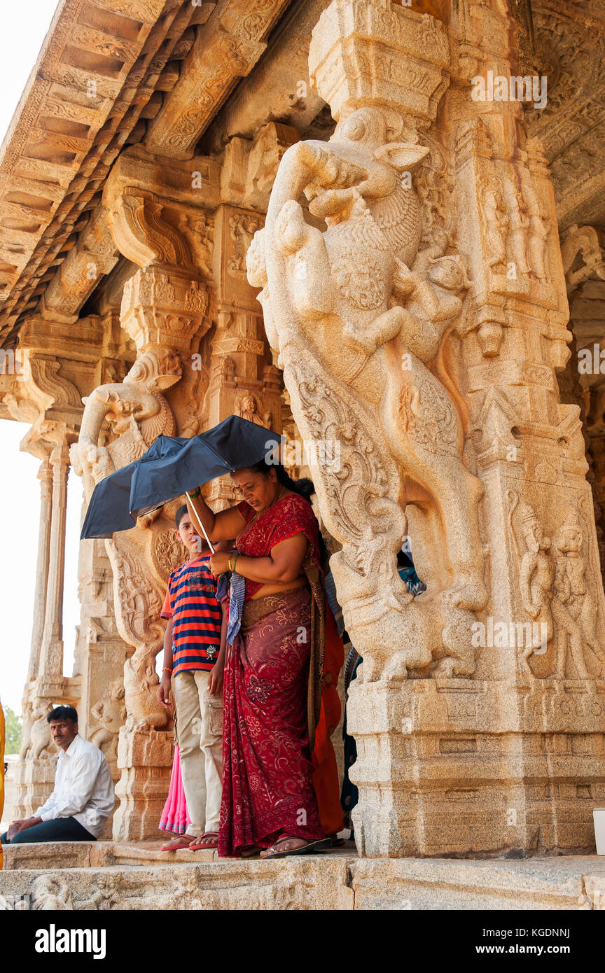 Indianer besucht Vittala Tempel, Hampi, Karnataka, Indien Stockfoto