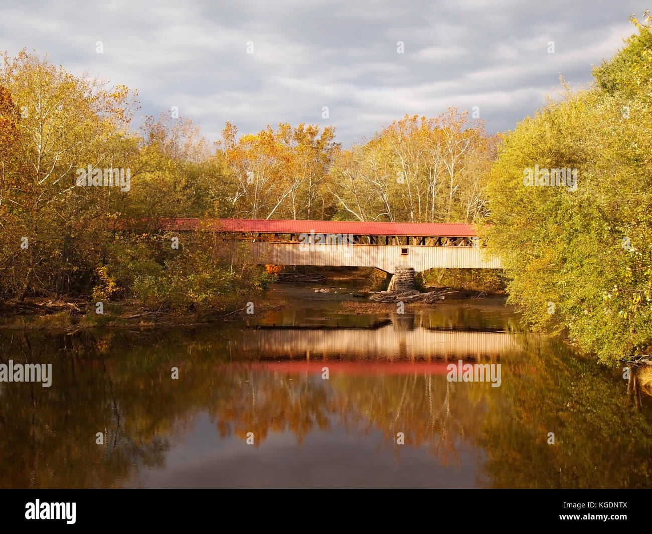 Die Academia Pomeroy Brücke, über die Tuscarora Fluss in Juniata County, Pennsylvania, An einem Herbsttag. Stockfoto