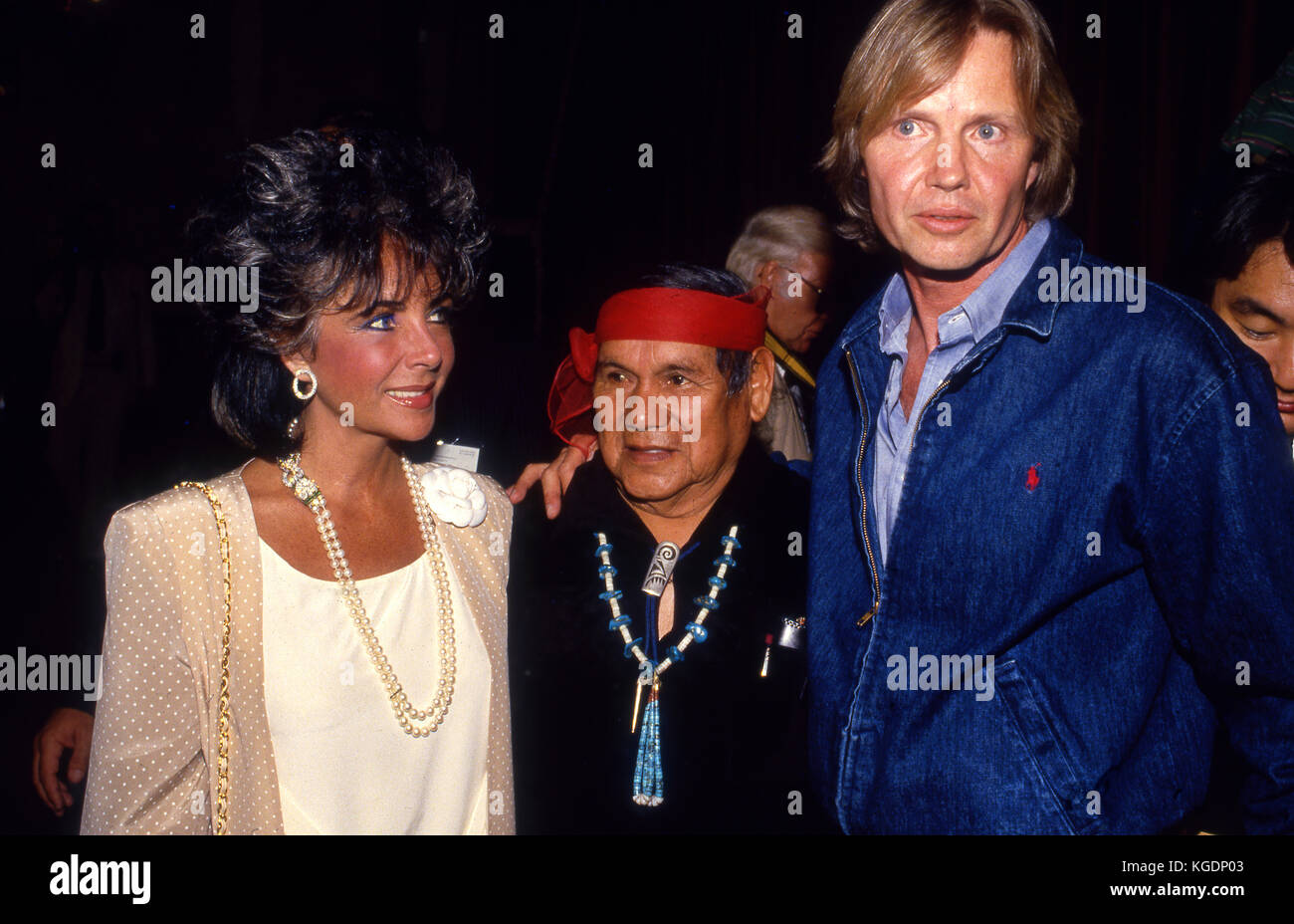 Elizabeth Taylor und Jon Voigt an der Filmpremiere mit Native American crica 1980 s Stockfoto