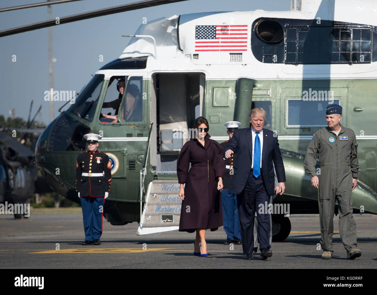 Präsident Donald J. Trumpf spricht mit Generalleutnant Jerry S. Martinez, der US-Streitkräfte in Japan und 5 Air Force Commander, während seine Abreise, Nov. 7, 2017, Stockfoto
