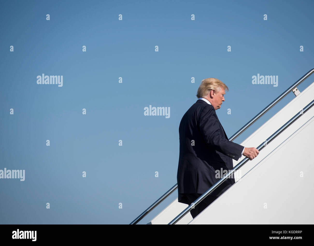 Präsident Donald J. Trumpf geht die Treppe hinauf zu Air Force One während seiner Abreise, Nov. 7, 2017, in Yokota Air Base, Japan. Dies markierte den ersten Ti Stockfoto