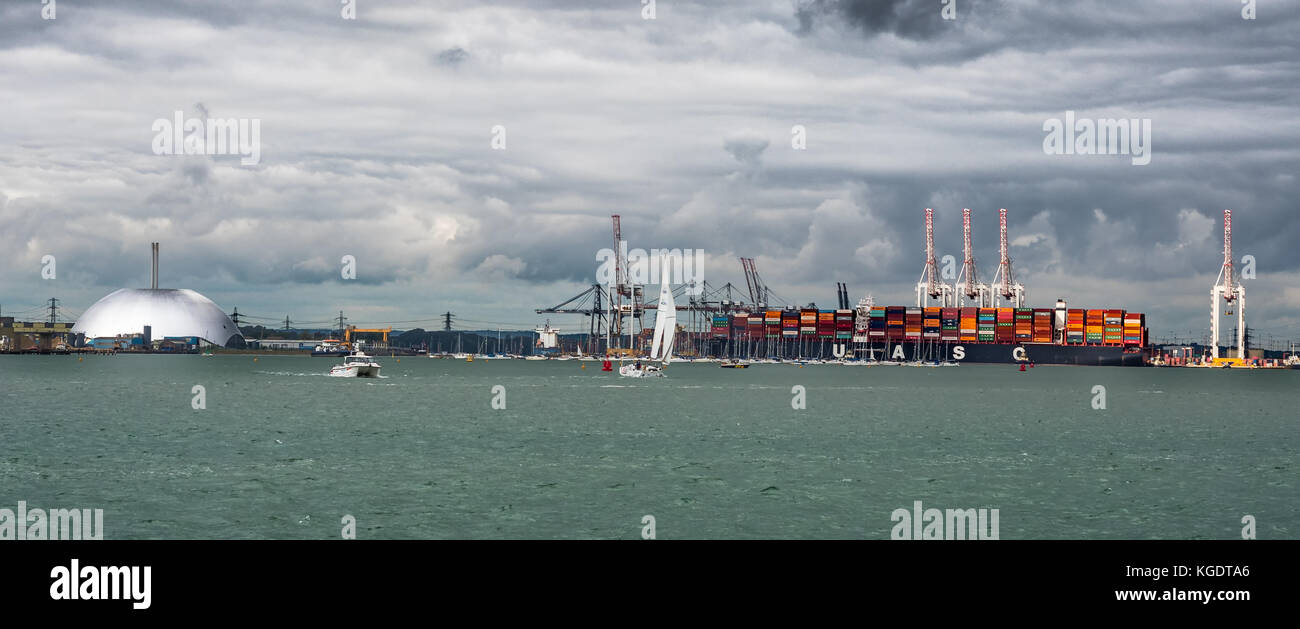 Hafen von Southampton mit Marchwood ERF Verbrennungsanlage & Containerschiff, Southampton, England, UK. Stockfoto