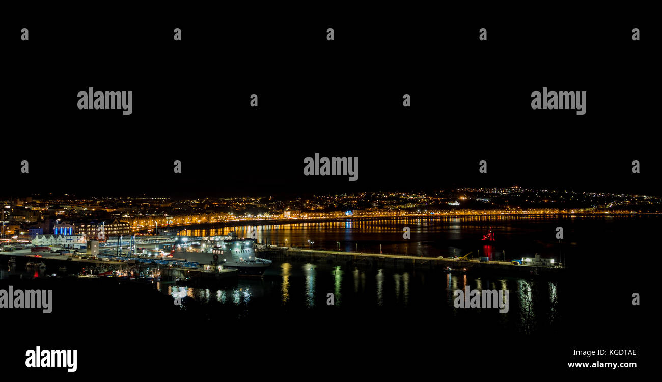 Die Douglas Bay bei Nacht mit der 'Ben meine Chree" im Hafen, die Insel Man, den Britischen Inseln. Stockfoto