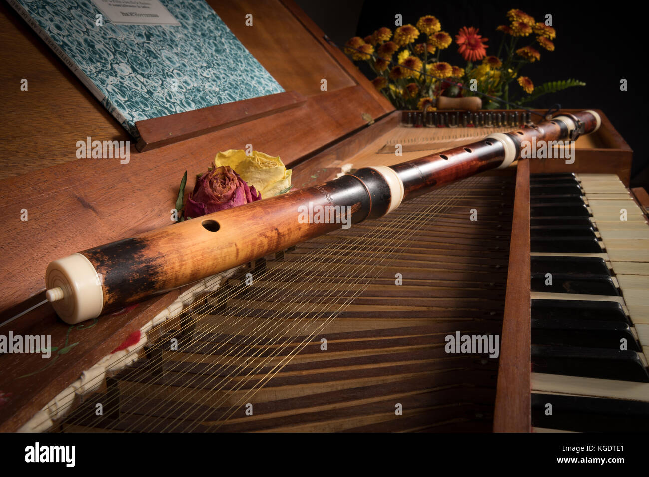 Nahaufnahme eines alten barocken Clavichord und holzflöte Traverse Stockfoto