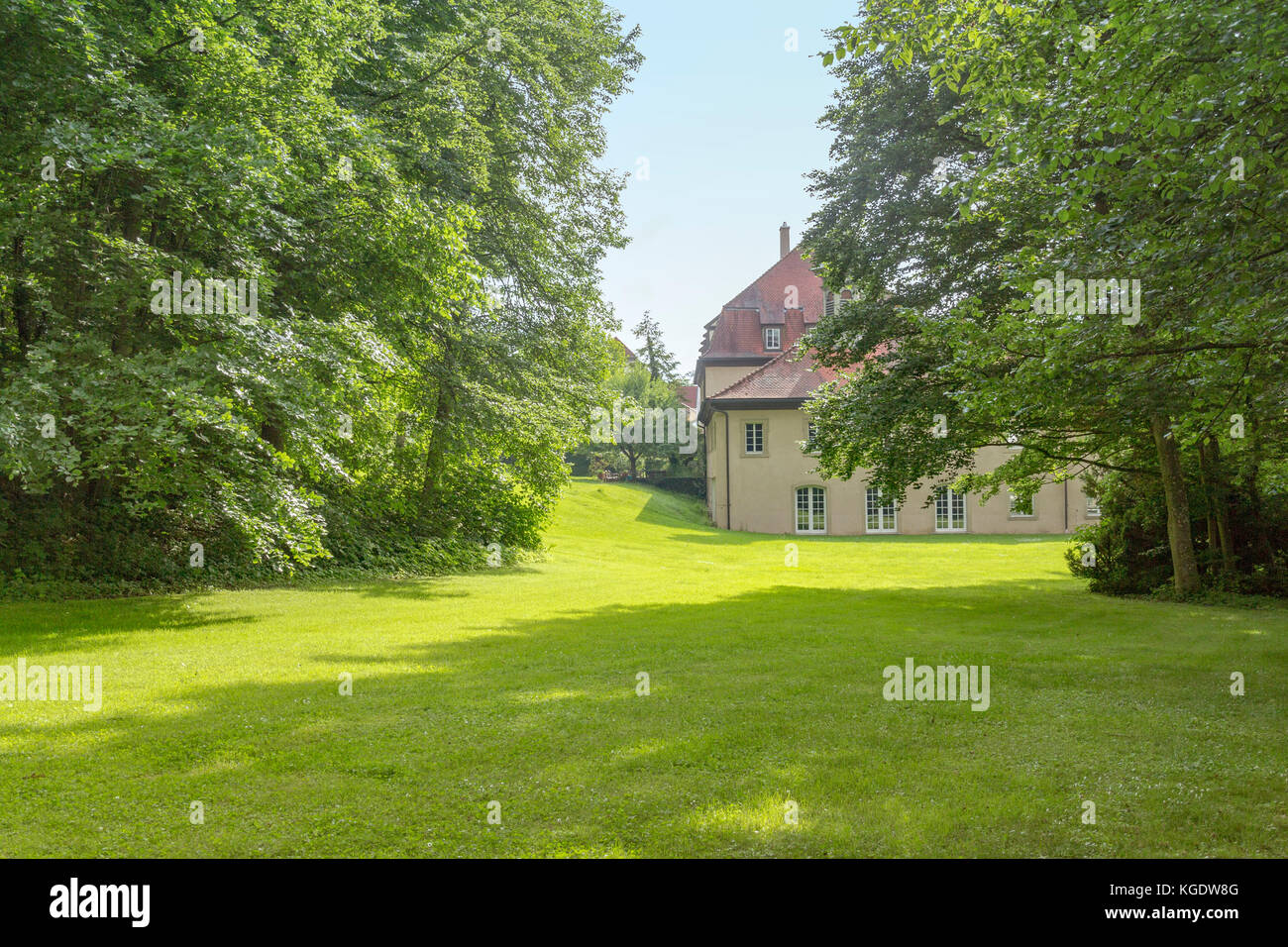 Sonnig beleuchteten idyllische Parklandschaft mit Herrenhaus im Sommer Stockfoto