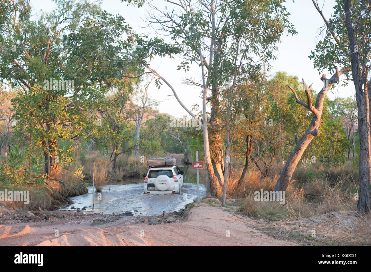 Fahrt durch Strom in einem 4wd in Westaustralien Stockfoto