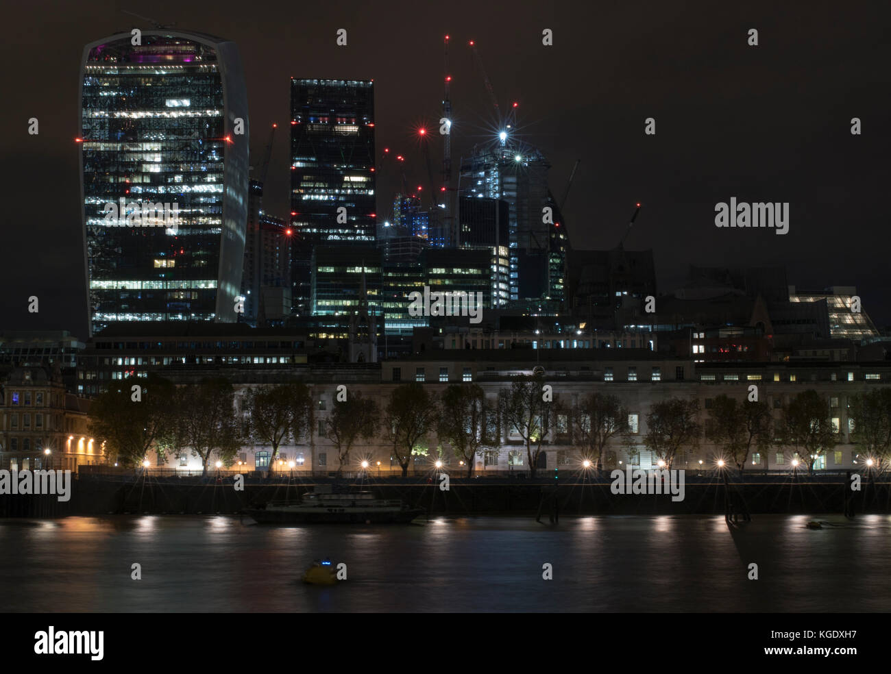 Londoner Stadtbild + Walkie talkie Gebäude bei Nacht Stockfoto