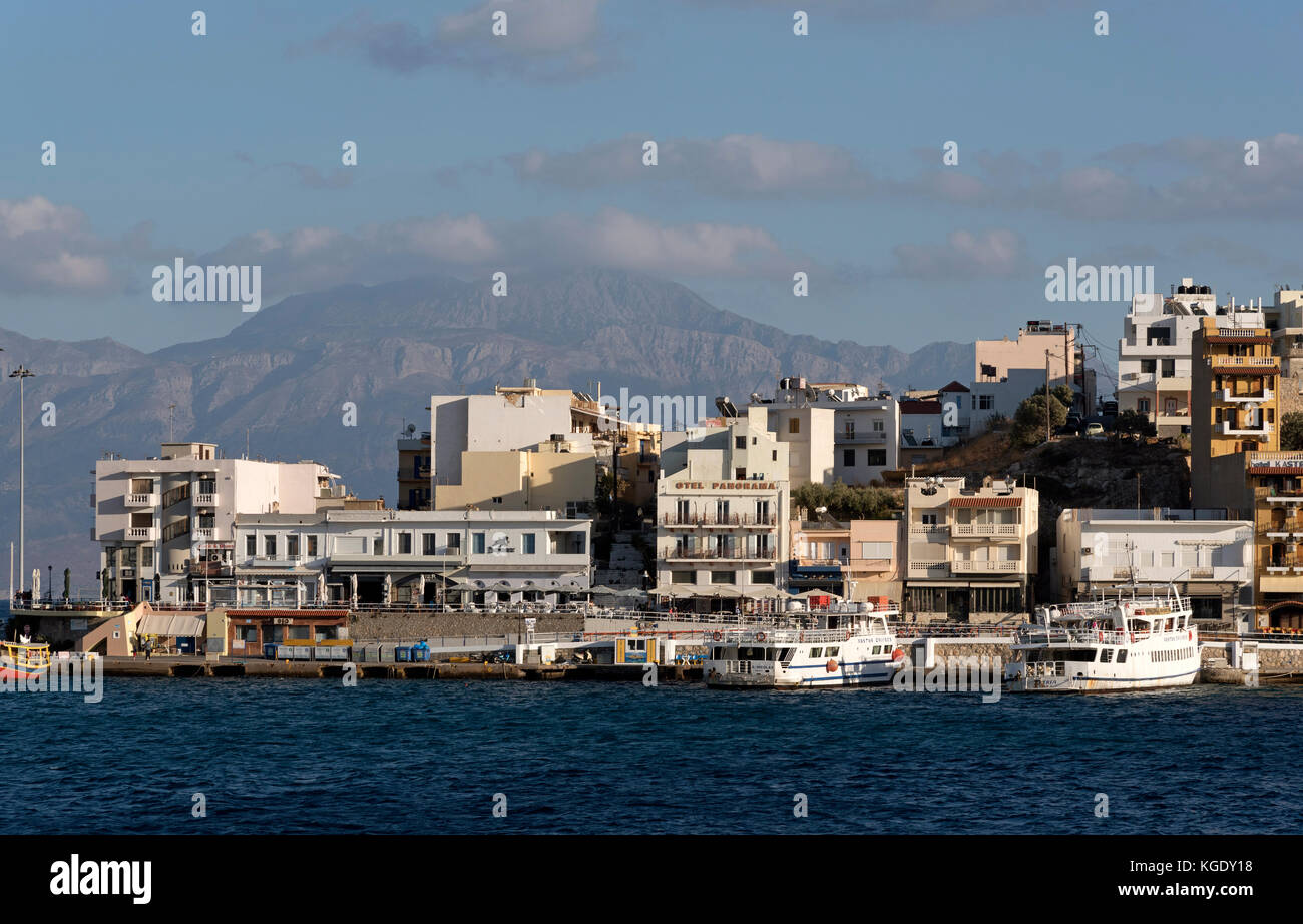 Agios Nikolaos, Kreta, Griechenland. Der Küste Hafen im Abendlicht gesehen. Oktober 2017 Stockfoto