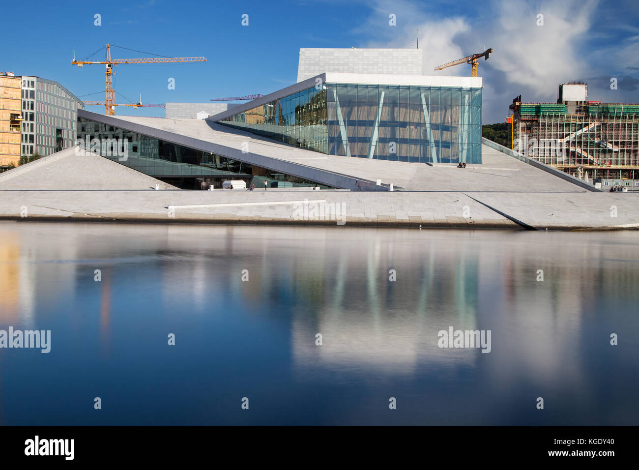 Die Oper von Oslo, Norwegen. In Bjørvika Viertel, an der Spitze der oslofjord, wurde es durch das norwegische Studio Snohetta entworfen und im Jahr 2007 abgeschlossen. Stockfoto