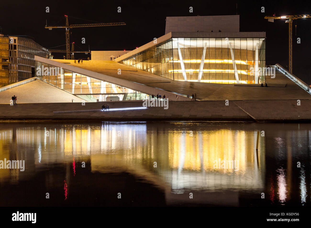 Operahuset in Oslo, Norwegen, am Abend. Stockfoto
