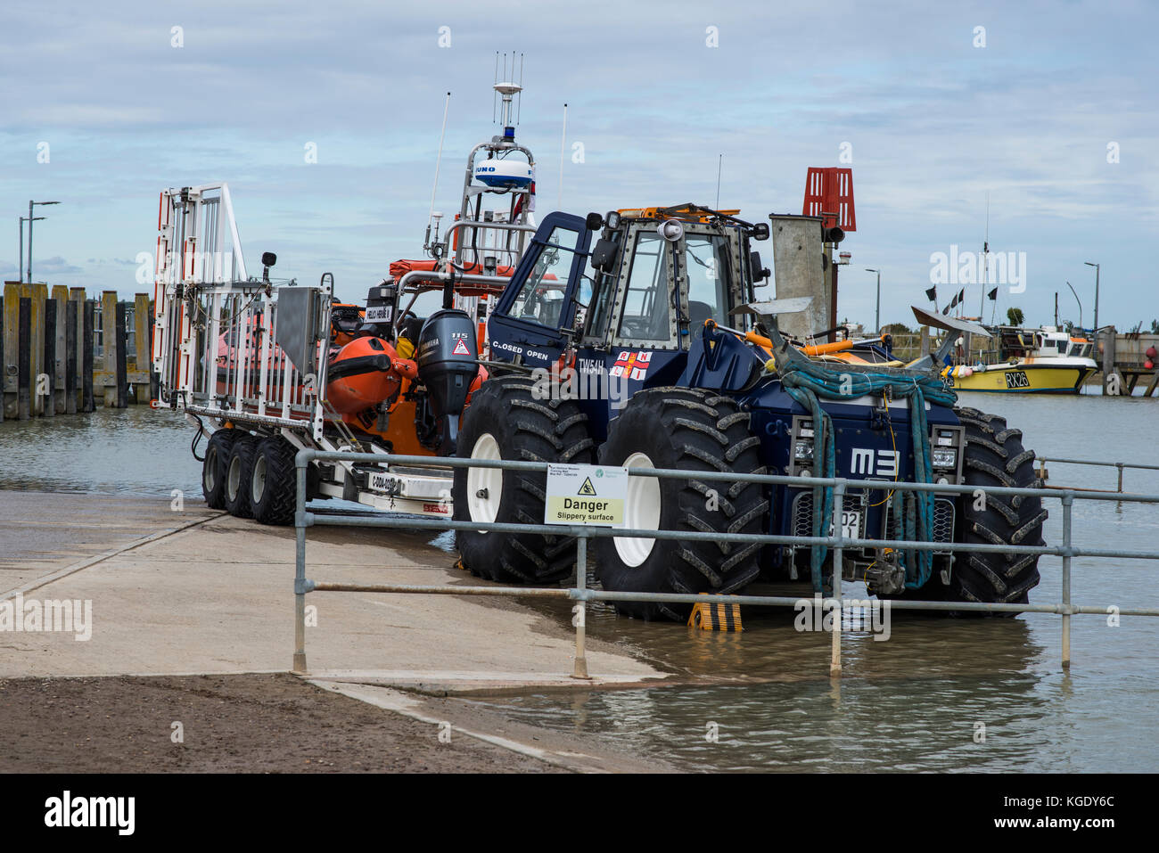 Rye Harbour RNLI Lifeboat Rig. Das Bohrfahrzeug kann gestartet werden, um bei Notfällen im Hafen, auf See oder im Ärmelkanal zu helfen. Mit tapferen und selbstlosen Freiwilligen besetzt Stockfoto