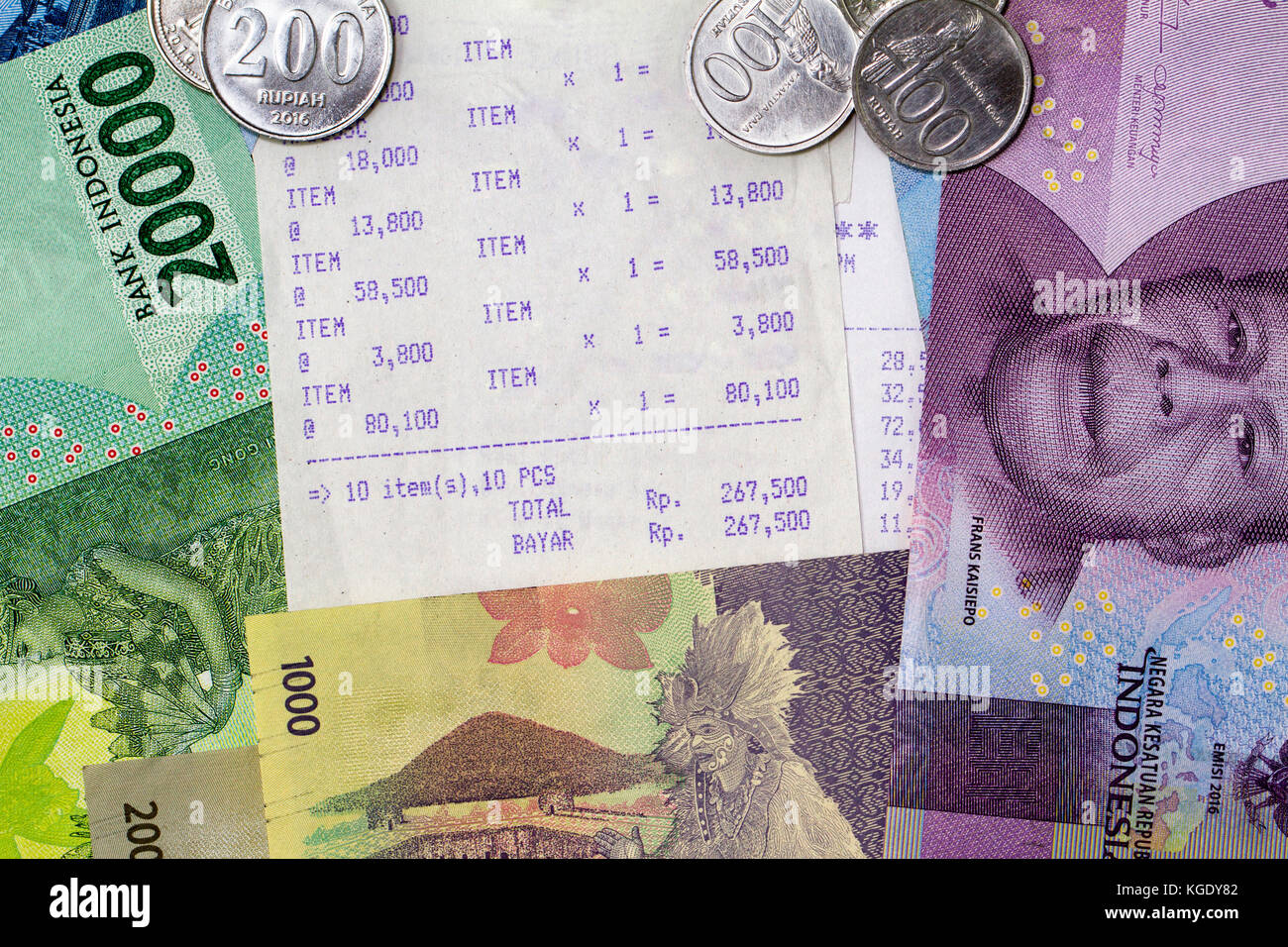 Abbildung: Geld ausgeben und Zahlung mit Münzen, Banknoten und Quittungspapier, Draufsicht/flache Ladefläche Stockfoto