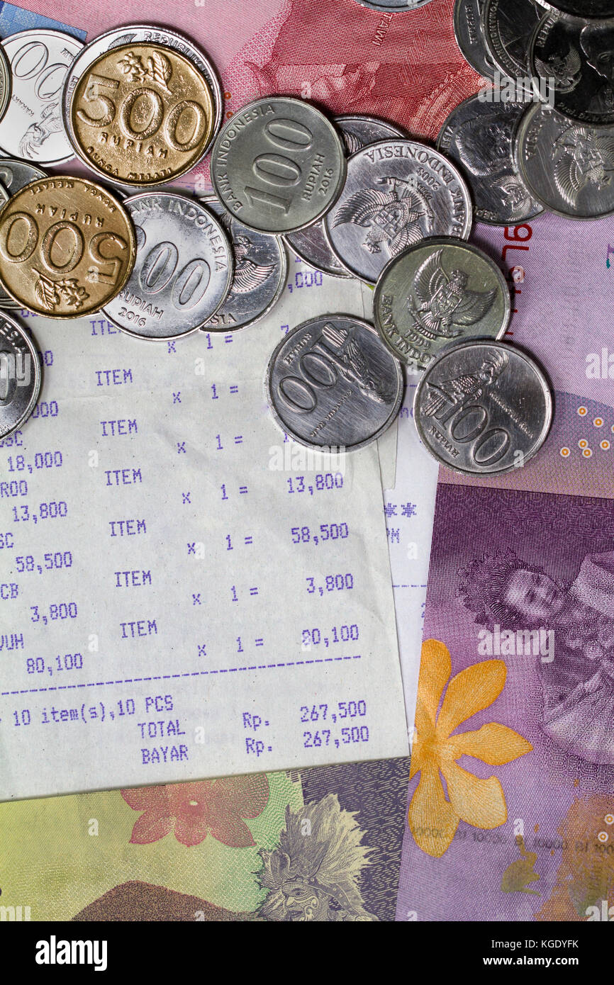Abbildung: Geld ausgeben und Zahlung mit Münzen, Banknoten und Quittungspapier, Draufsicht/flache Ladefläche Stockfoto