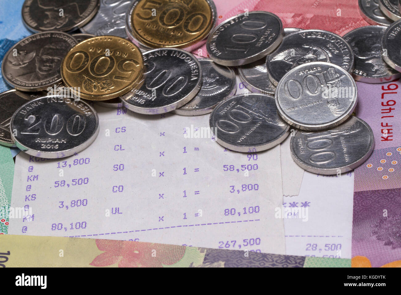 Ausgabengeld und Zahlung sind mit Münzen, Banknoten und Belegpapier dargestellt Stockfoto