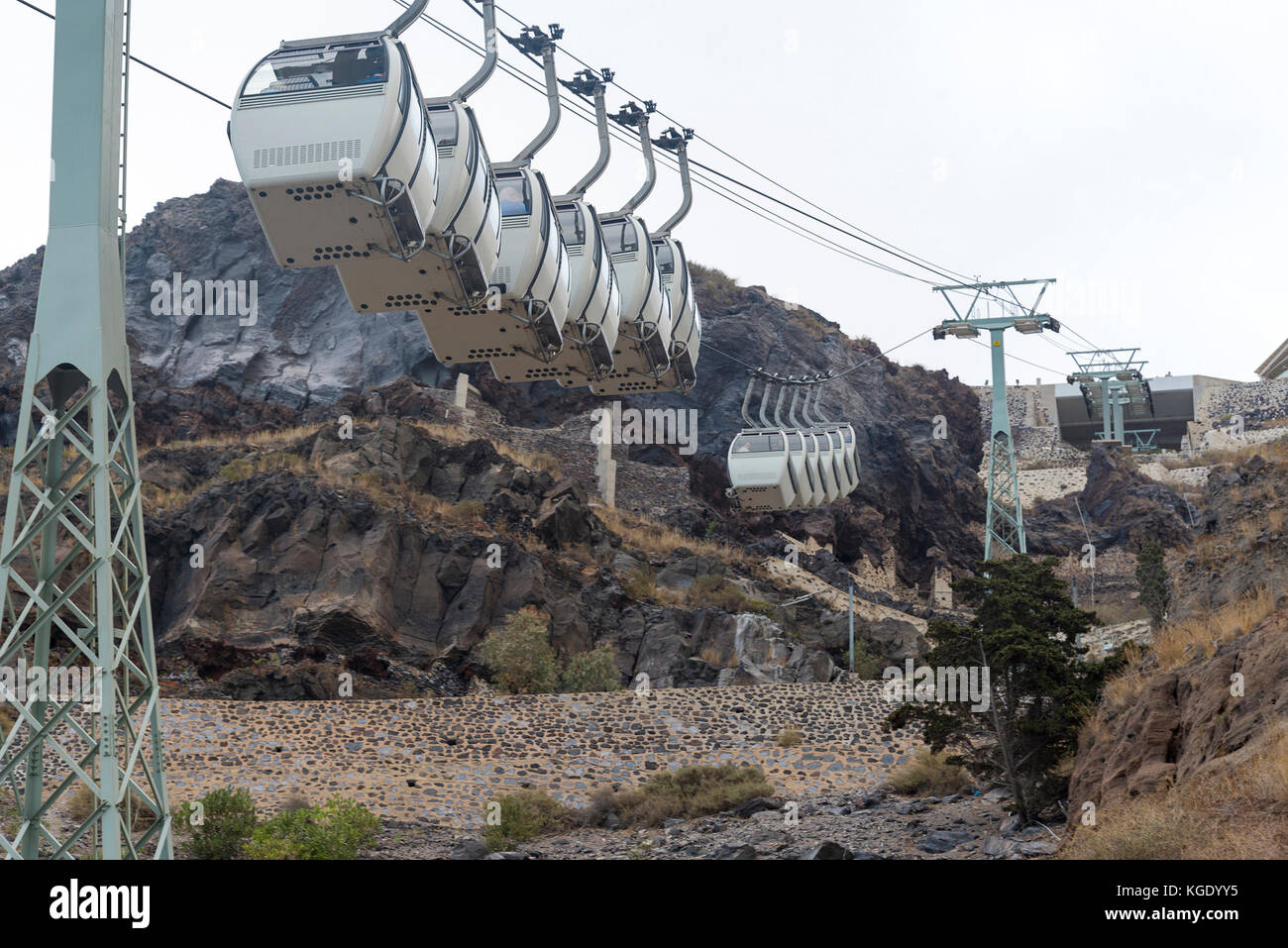 Seilbahn in Santorini mit Blick auf die Berge im Sommer. Stockfoto