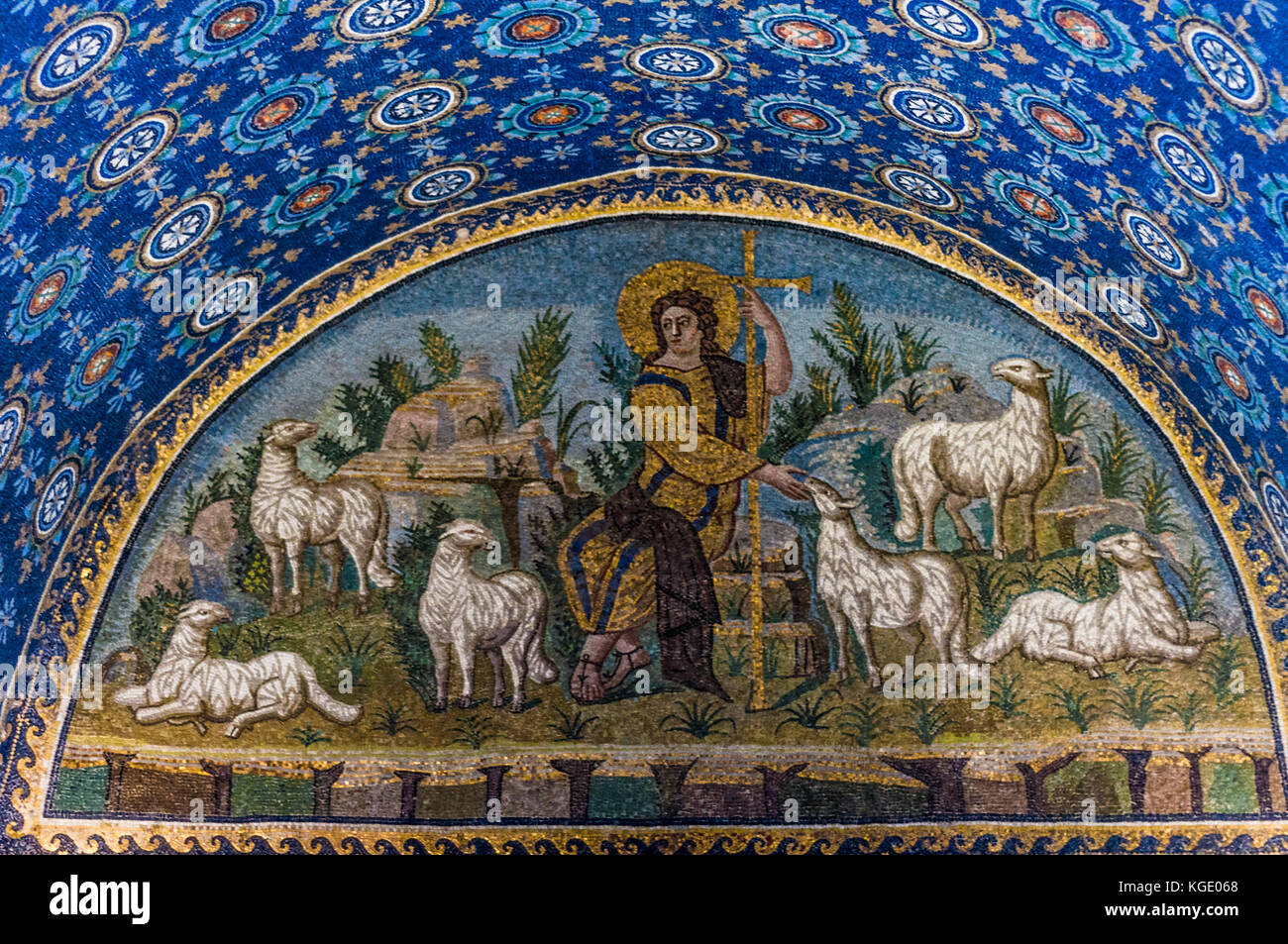 Mausoleum der Galla Placidia - Der gute Hirte Mosaik (in der Lünette über dem Eingang Nord) Ravenna, Italien Stockfoto