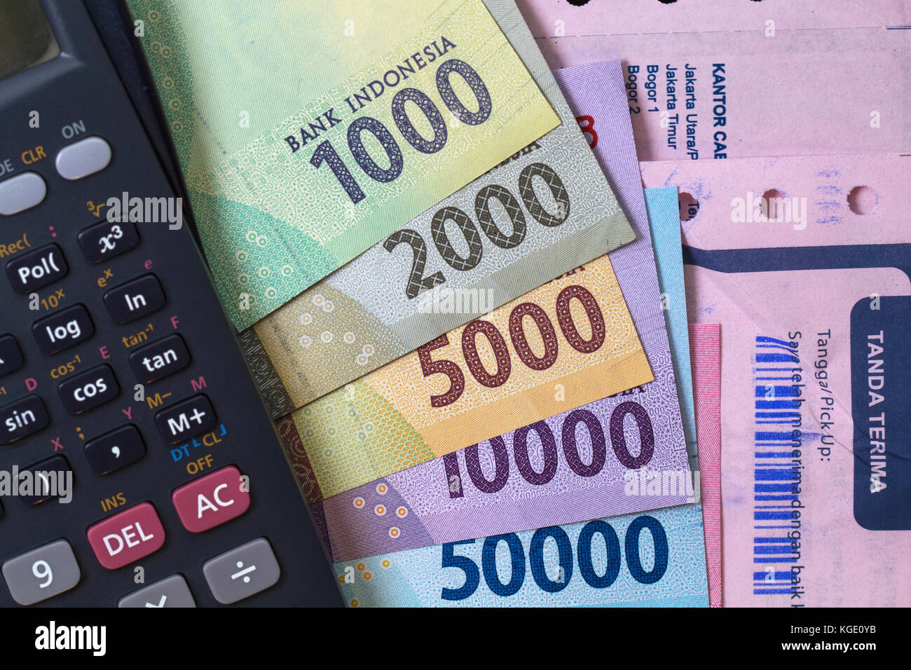 Draufsicht/Berechnung von Ausgabengeldern und Zahlungen durch Beleg, Banknoten und Taschenrechner Stockfoto