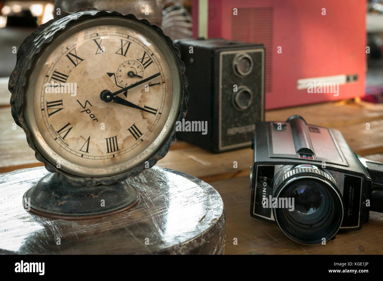 Eine Vintage-Uhr und Kameras auf dem Tisch eines lokalen Marktes. Stockfoto