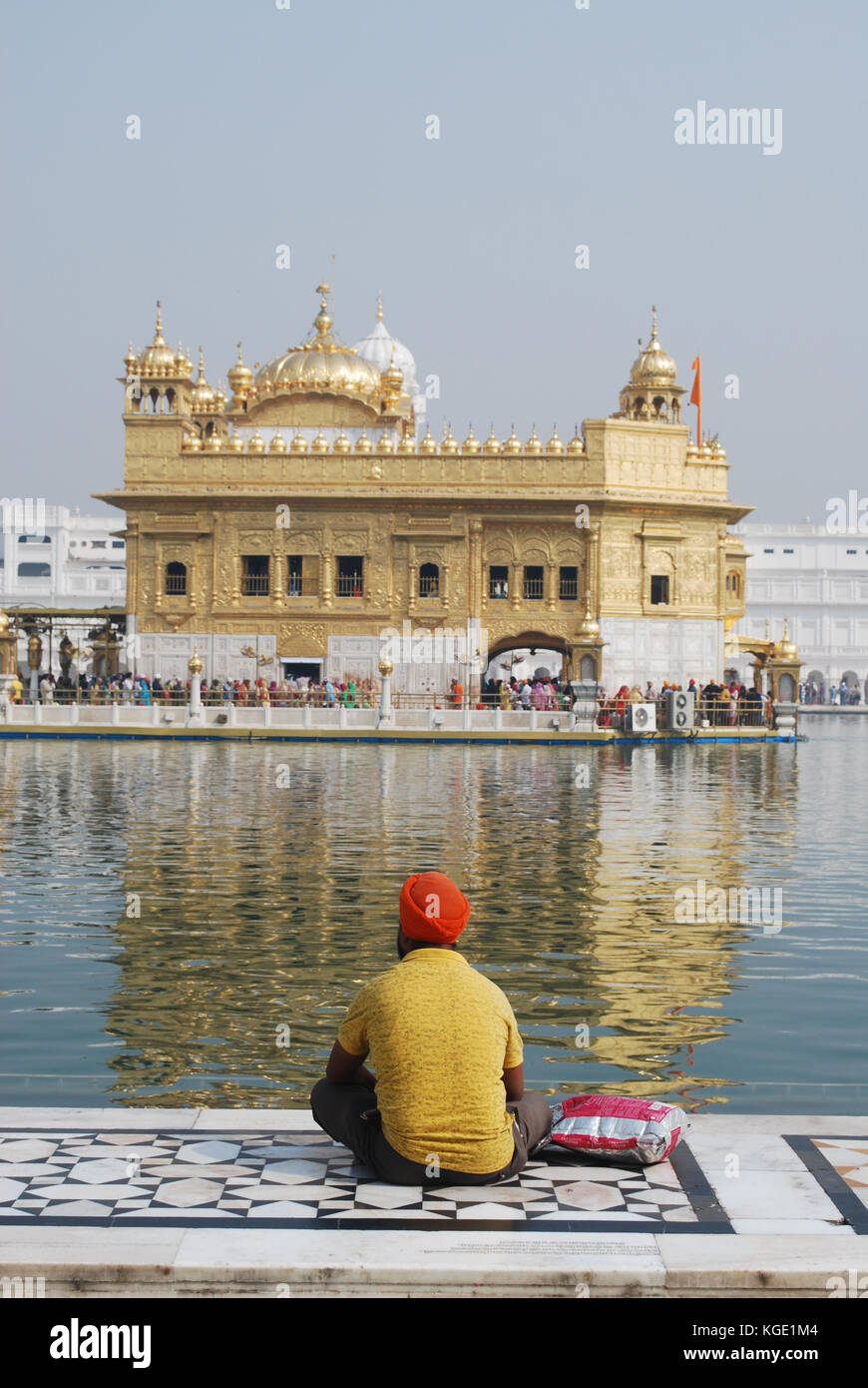 Sikh Mann an den Goldenen Tempel, Amritsar, Punjab, Indien Beten Stockfoto