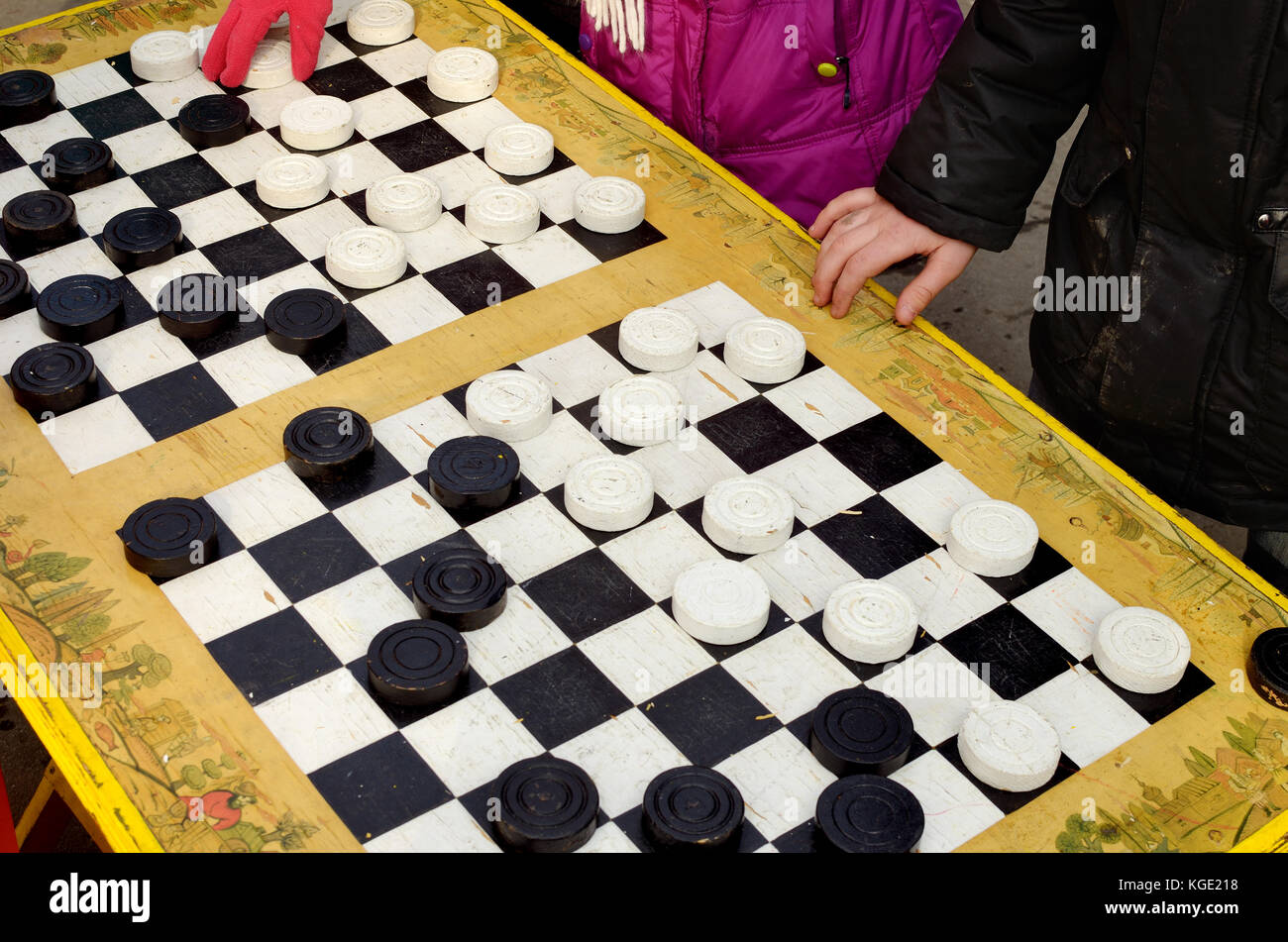Checkers Spiel lehrt die Menschen zu denken und raschitovat bewegt. Stockfoto