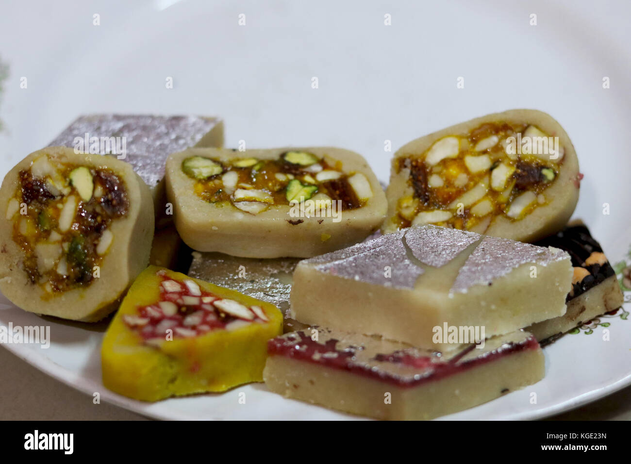 Indian Festival süße Speisen oder mithai auf weißem Hintergrund Stockfoto