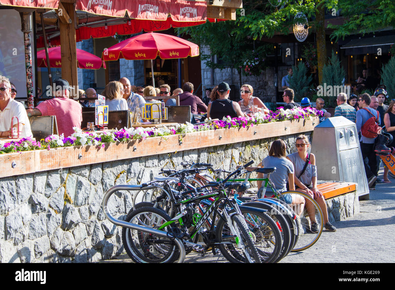 Touristen im La Bocca Restaurant in Whistler, BC, Kanada Stockfoto