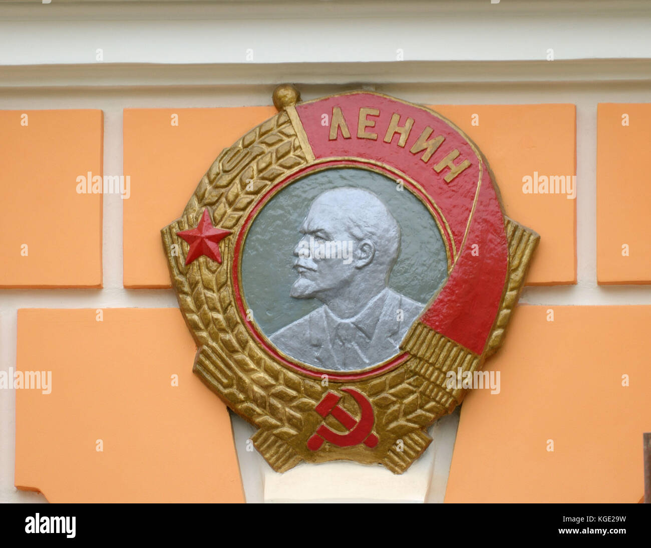 Die Reihenfolge der Lenin aus Gips an der Wand des Gebäudes des Instituts. Stockfoto